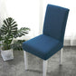 Gros plan sur le tissu extensible bleu de la housse de chaise