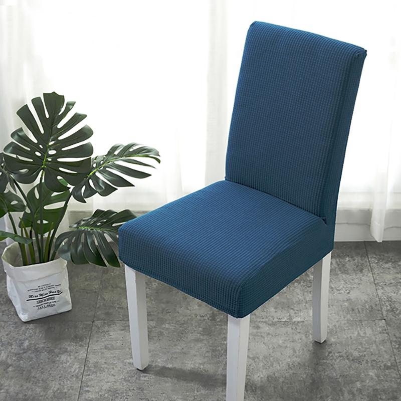 Gros plan sur le tissu extensible bleu de la housse de chaise