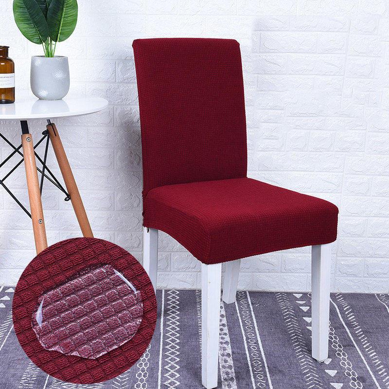Housse de chaise bordeaux en jacquard déperlant sur une chaise