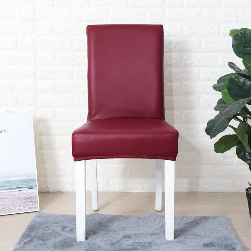 Housse de chaise bordeaux en similicuir sur une chaise en bois