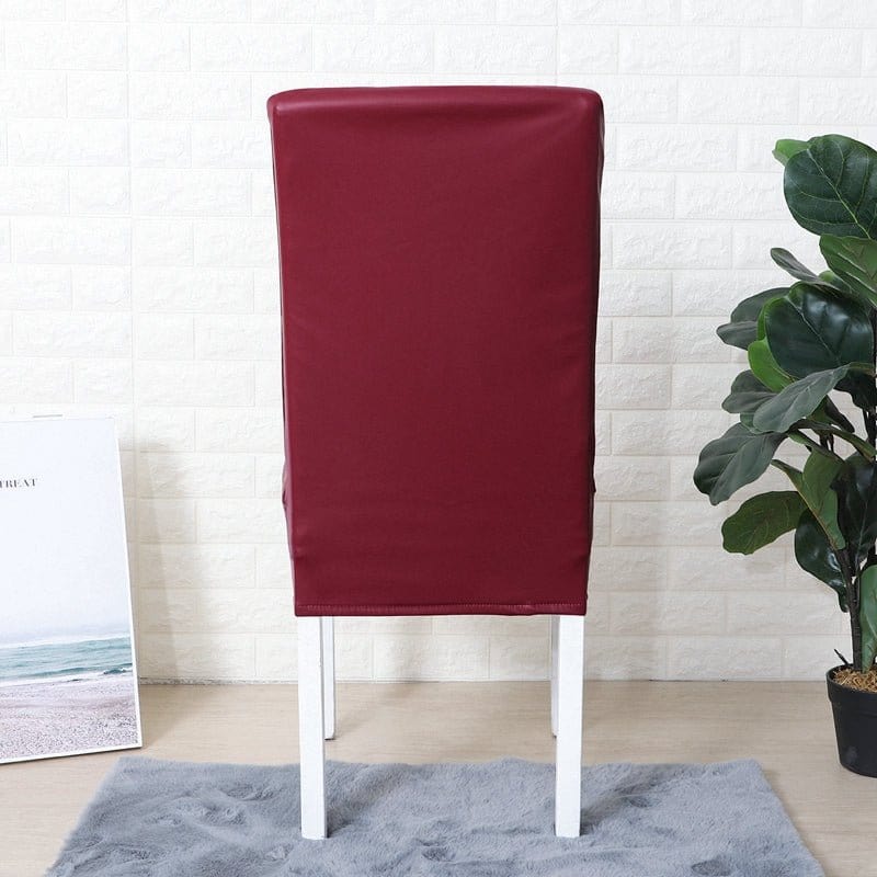 Housse de chaise bordeaux montrant sa résistance aux taches