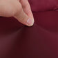 Installation facile de la housse bordeaux sur une chaise