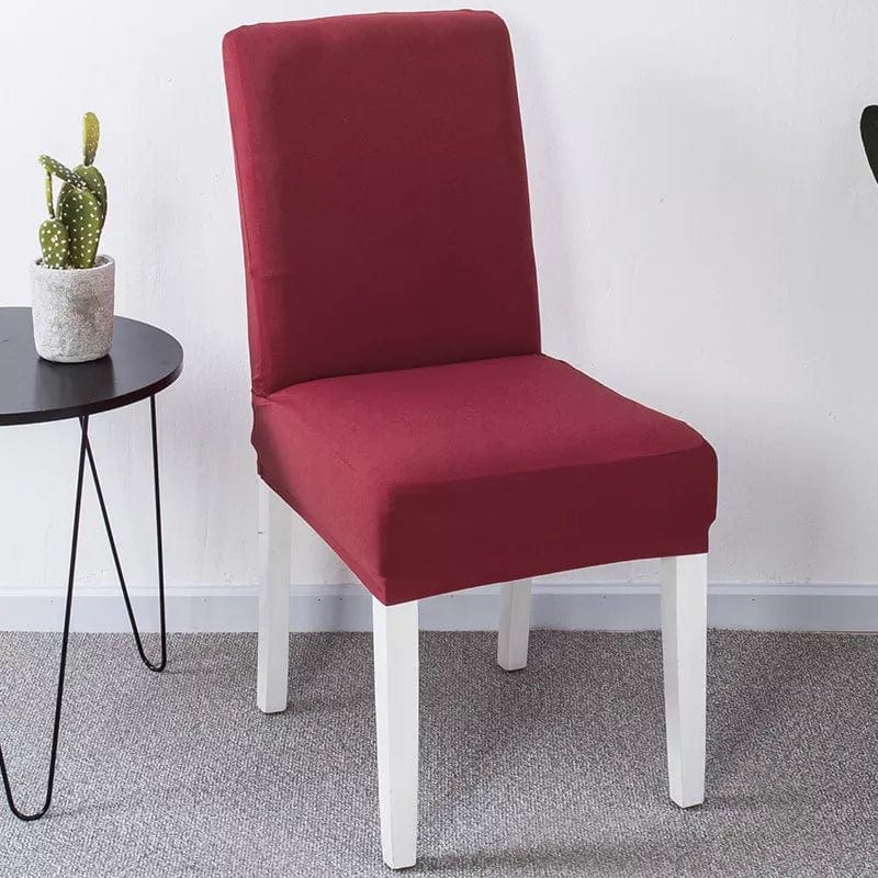Vue rapprochée d'une housse de chaise bordeaux, tissu extensible