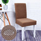 Housse de chaise marron sur chaise en bois, vue de côté