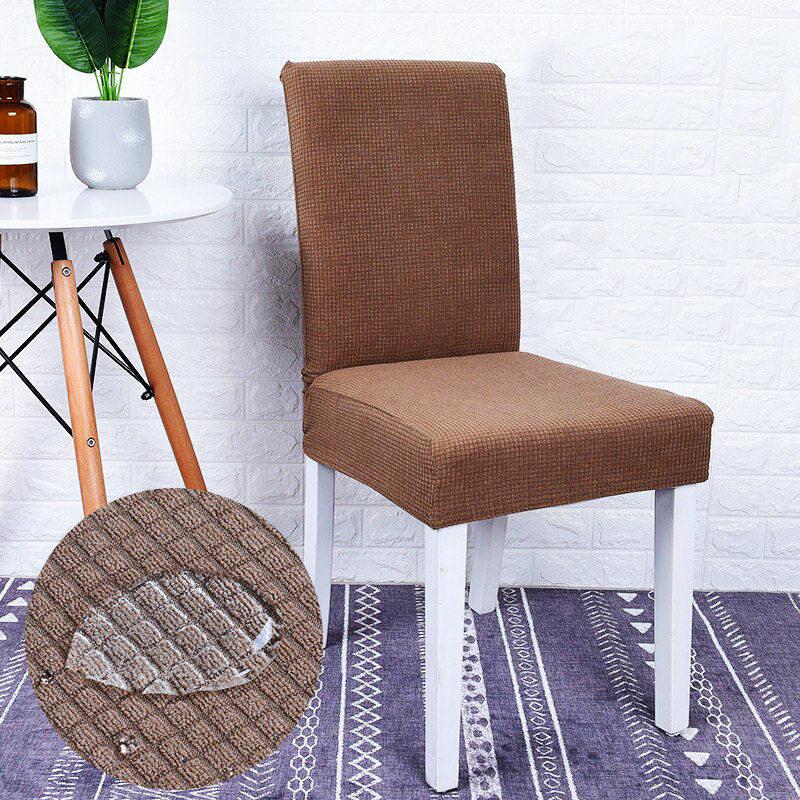 Housse de chaise marron sur chaise en bois, vue de côté