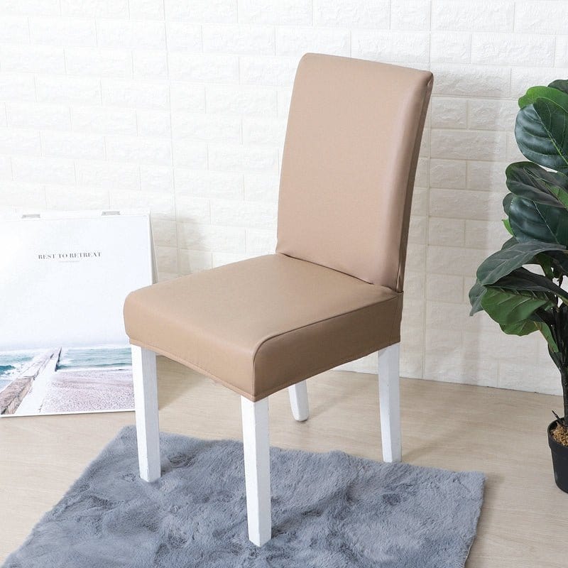 Chaise protégée par une housse en similicuir durable