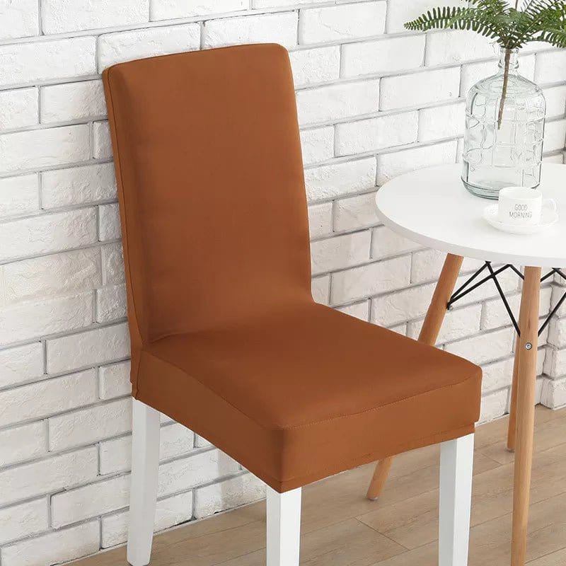Housse de chaise extensible marron sur chaise en bois