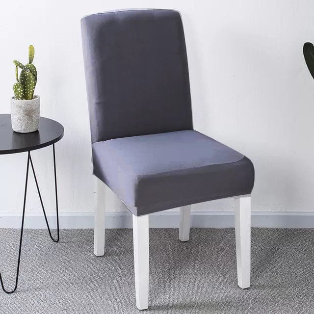 Housse de chaise grise extensible sur une chaise standard