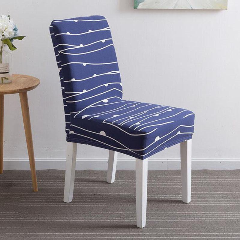Housse de chaise extensible sur une chaise en bois