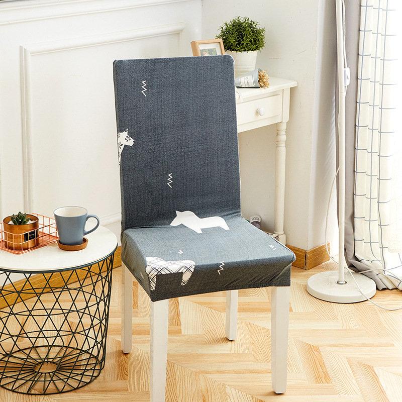 Housse de chaise extensible beige sur chaise en bois