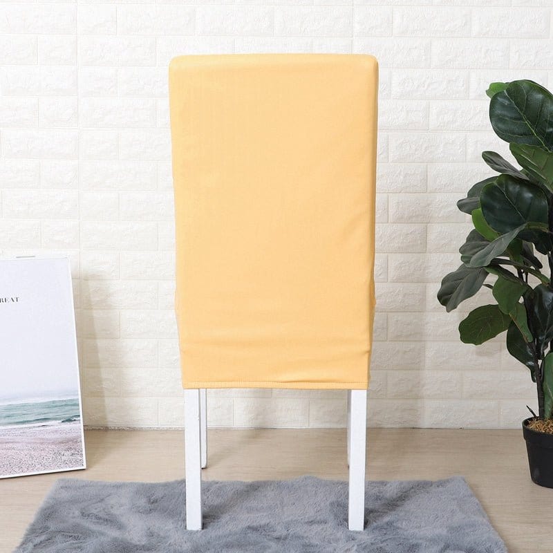 Housse imperméable ajustée sur une chaise moderne