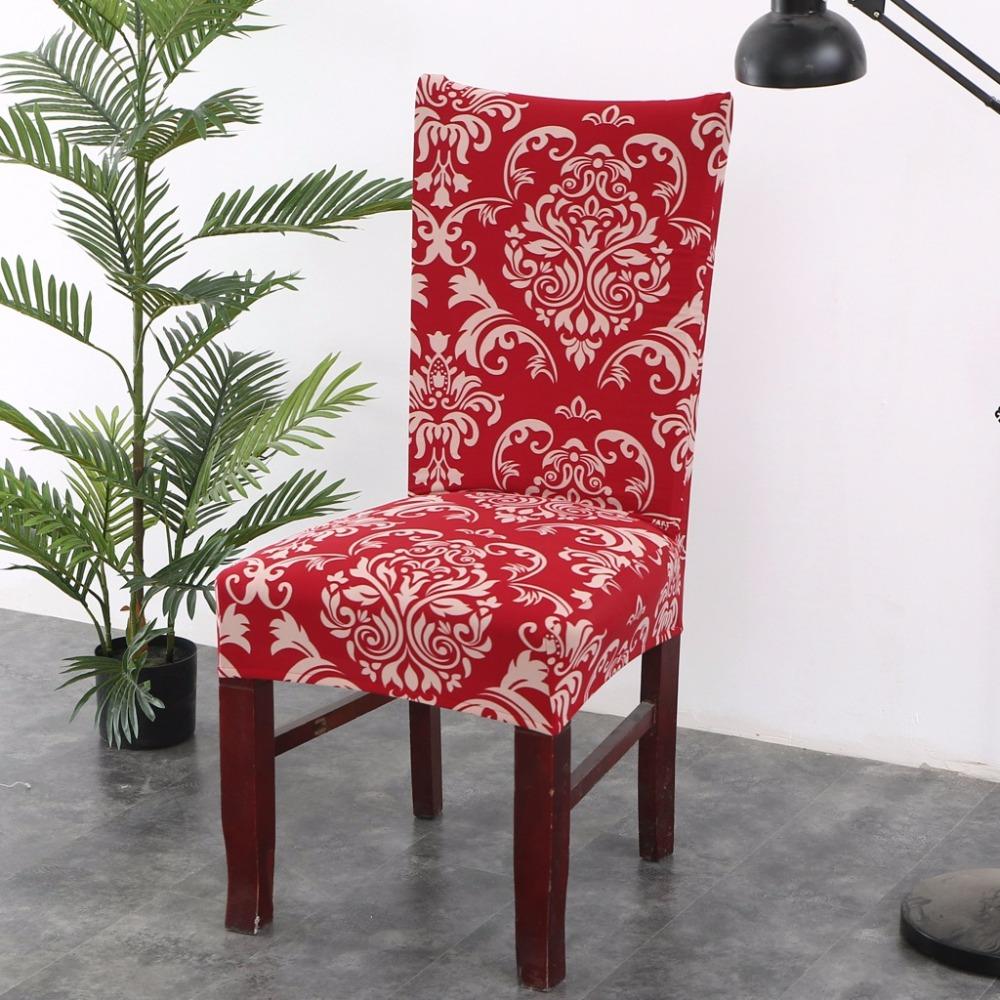 Housse de chaise extensible beige sur chaise en bois