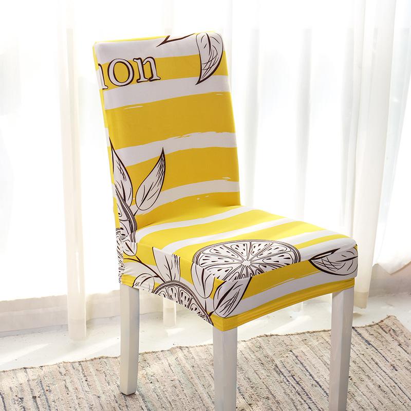 Housse de chaise extensible jaune sur chaise en bois