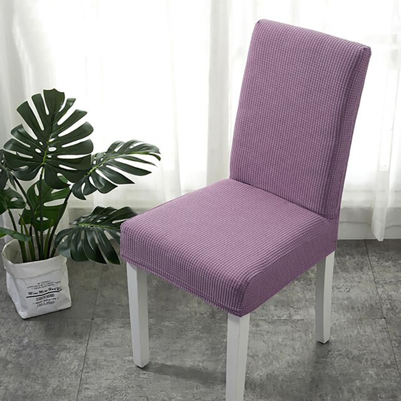 Détail du tissu extensible jacquard violet sur une chaise