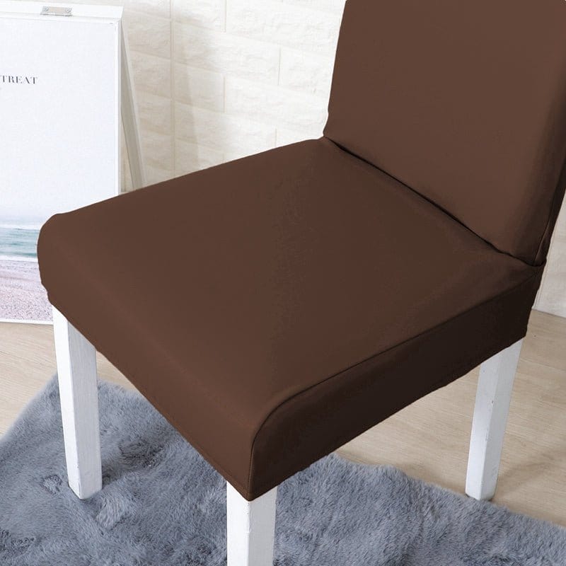 Vue arrière de la housse marron sur une chaise