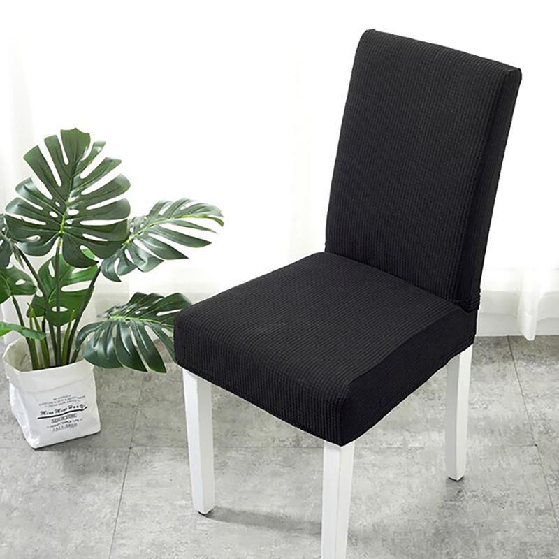 Vue latérale d'une housse de chaise noire avec traitement anti-taches