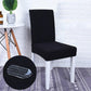 Housse de chaise noire en jacquard extensible sur une chaise