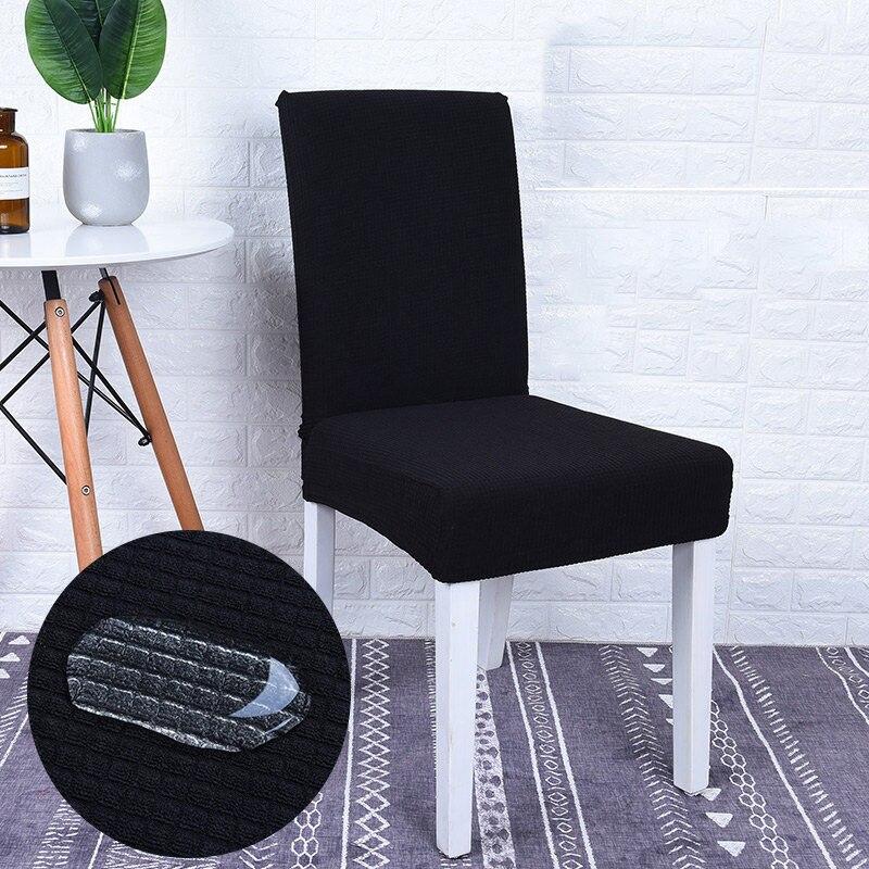 Housse de chaise noire en jacquard extensible sur une chaise