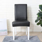 Housse de chaise noire en similicuir sur une chaise standard