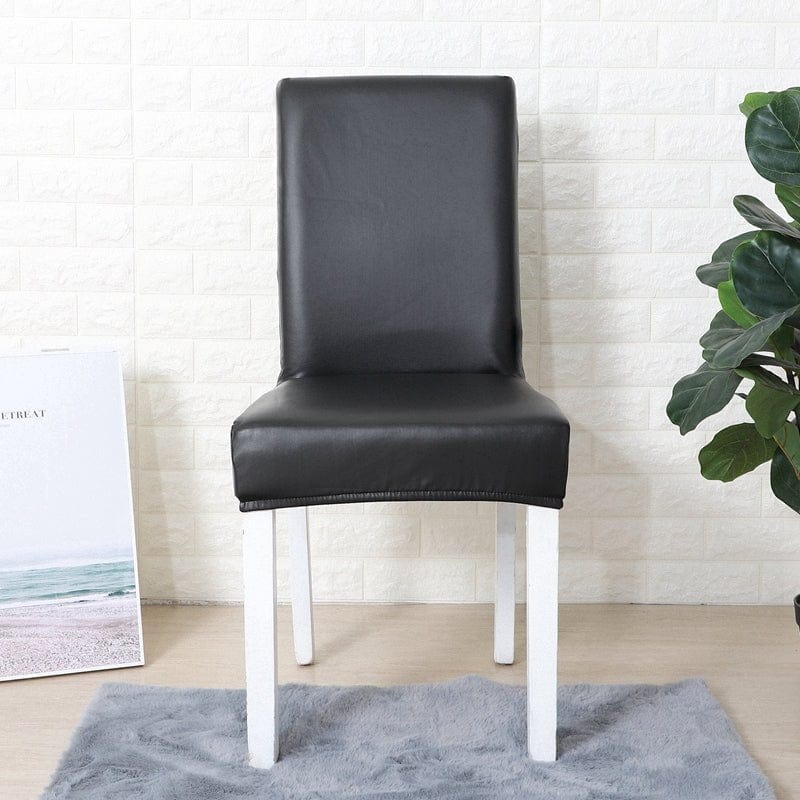 Housse de chaise noire en similicuir sur une chaise standard