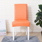 Housse de chaise orange en similicuir sur une chaise en bois