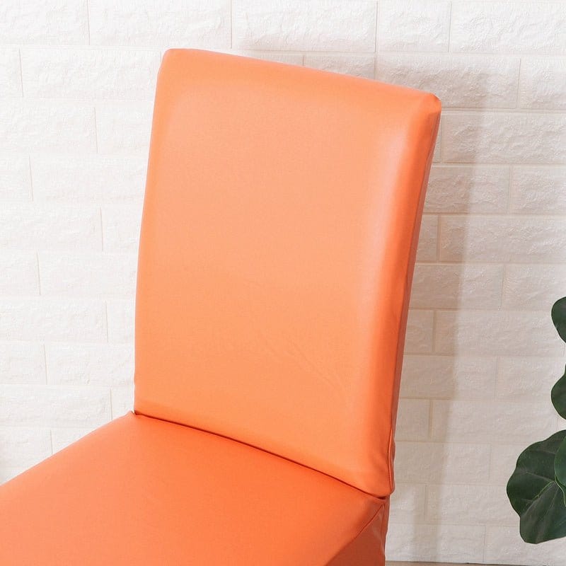 Installation facile de la housse en similicuir sur une chaise