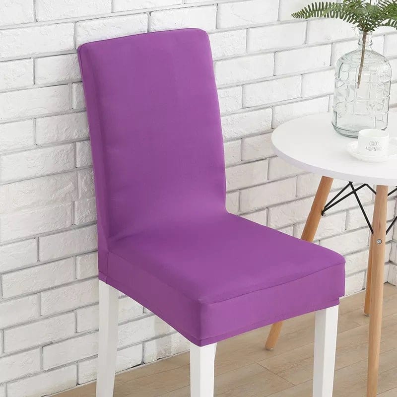 Housse de chaise pourpre extensible sur une chaise standard