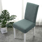 Housse de chaise verte installée sur une chaise standard