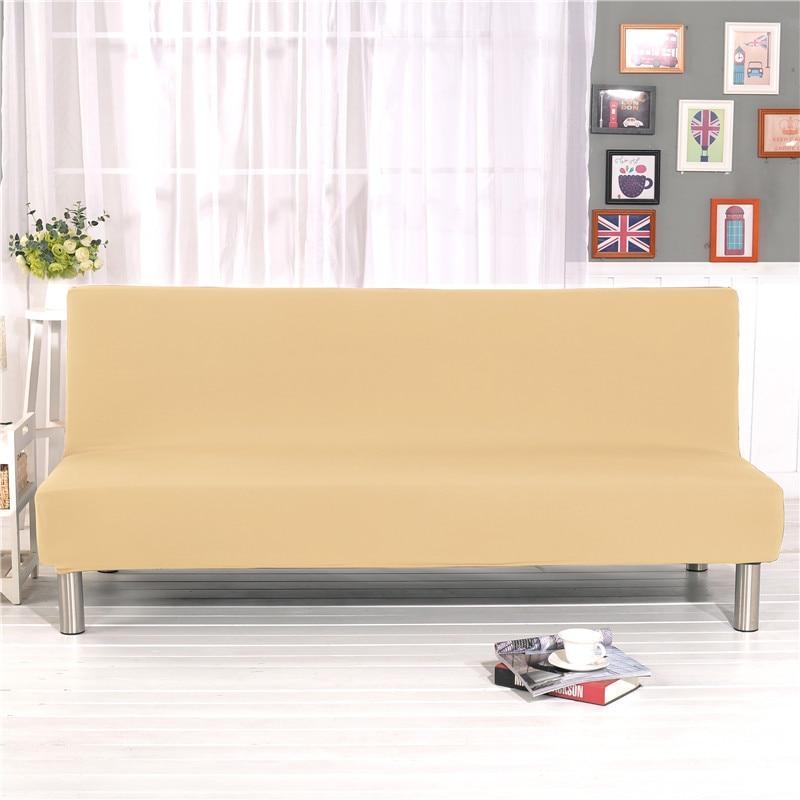 Housse beige extensible sur canapé-lit en position assise