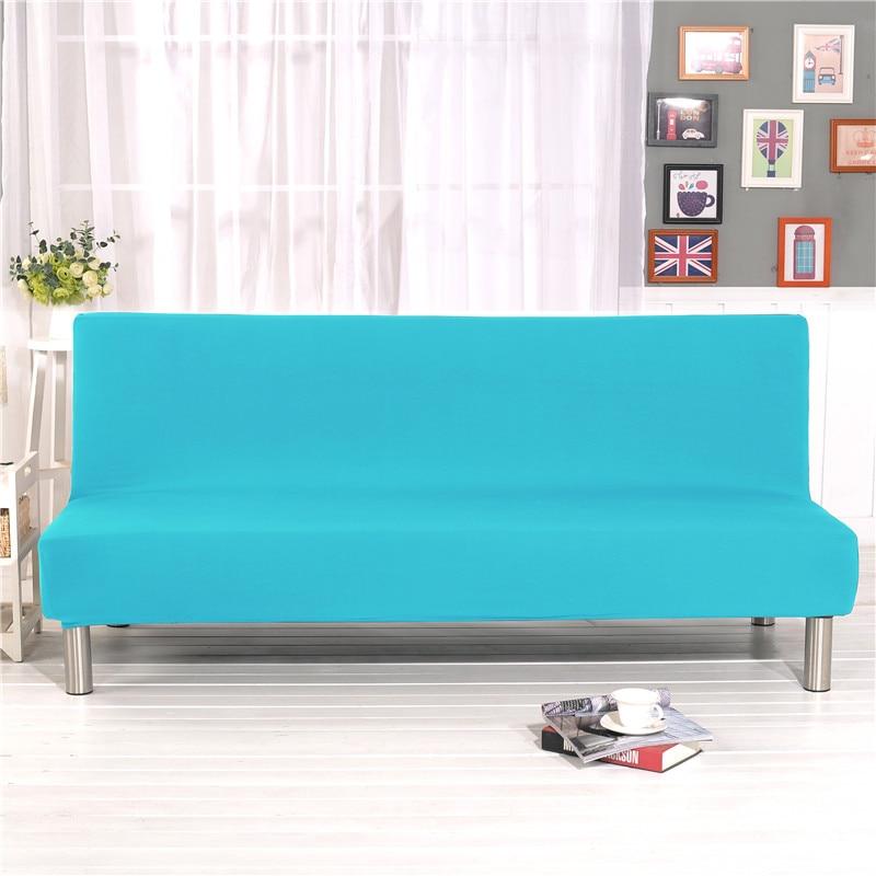 Housse de clic-clac bleu ciel sur canapé-lit en position assise