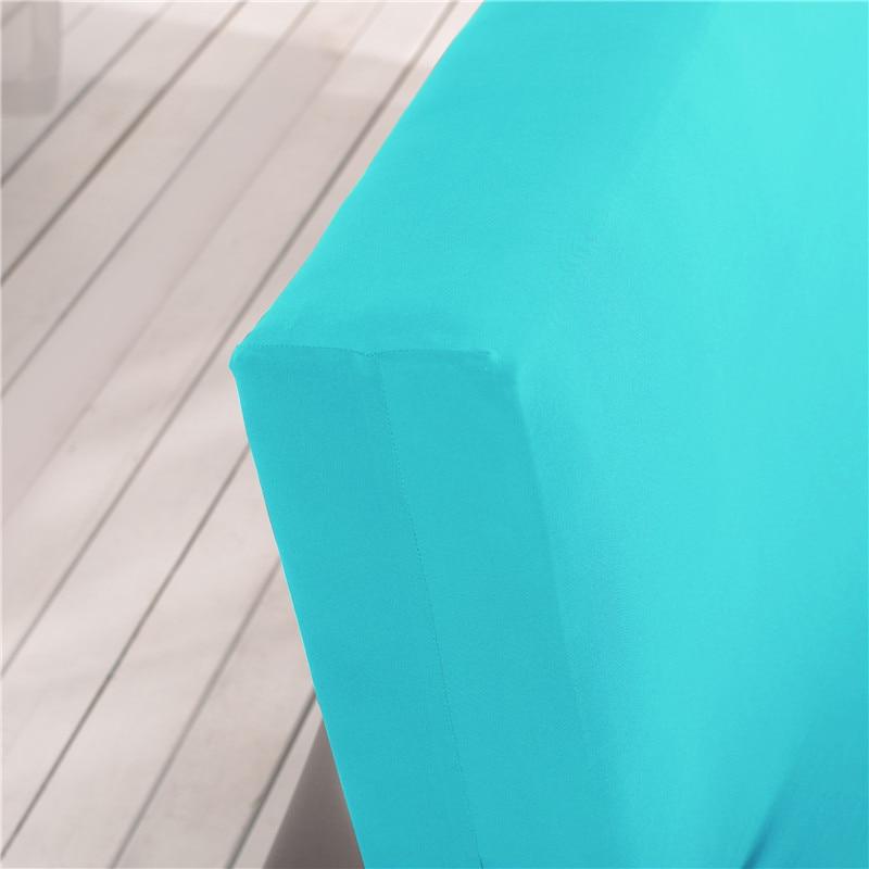 Housse extensible bleu ciel couvrant un canapé-lit convertible