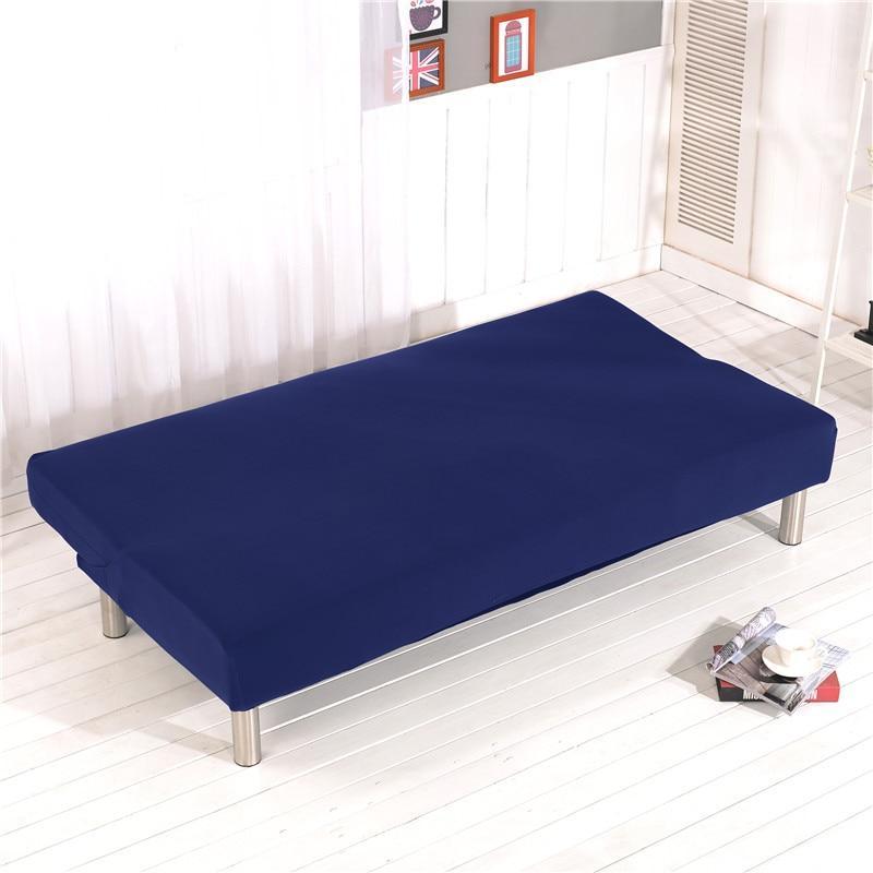 Détail du tissu extensible bleu marine sur un canapé plié