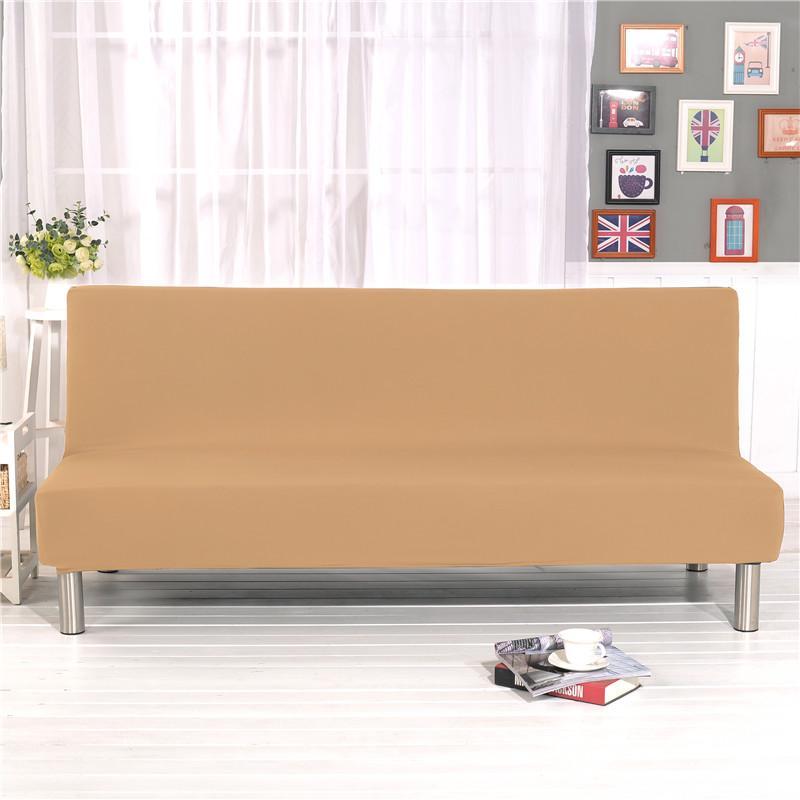 Housse extensible marron sur canapé-lit en position assise