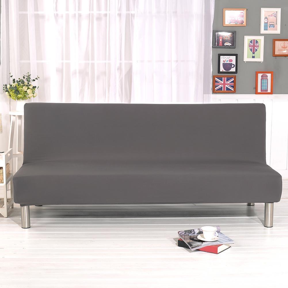 Housse extensible grise sur canapé-lit en position assise