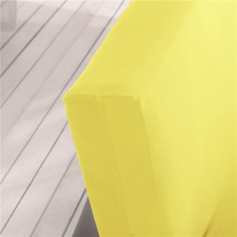 Canapé-lit avec housse jaune, sangle élastique visible