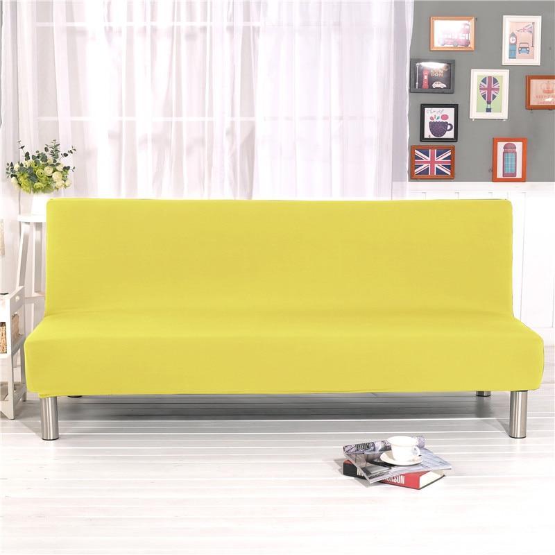 Housse jaune extensible sur canapé-lit en position assise