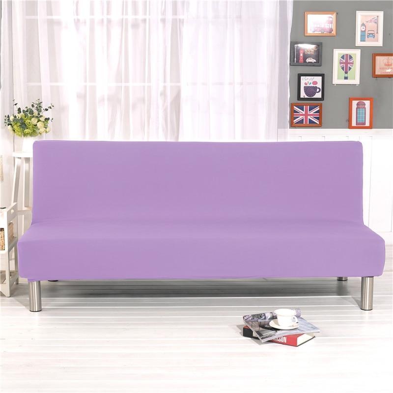 Housse extensible violette sur canapé-lit en position fermée