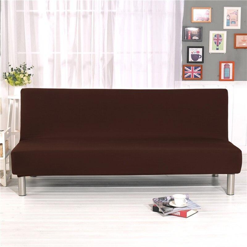 Housse marron extensible sur clic-clac en mode canapé