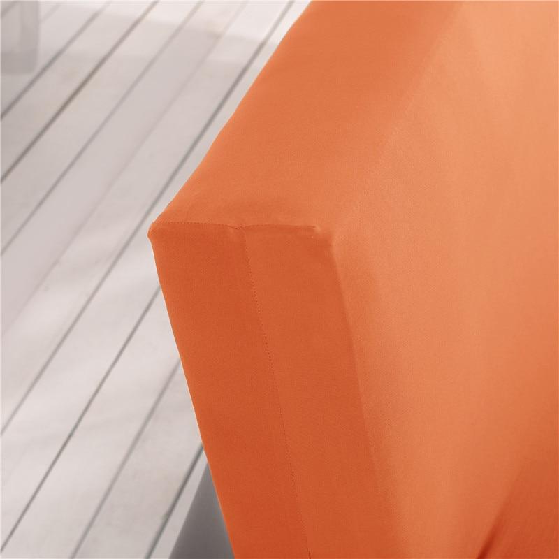 Vue de côté d'une housse orange sur canapé-lit