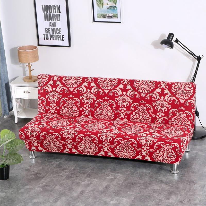 Housse rouge extensible sur canapé-lit dans un salon moderne