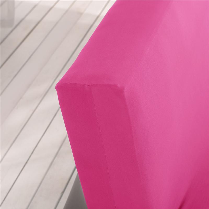 Housse rose installée sur un clic-clac en mode lit