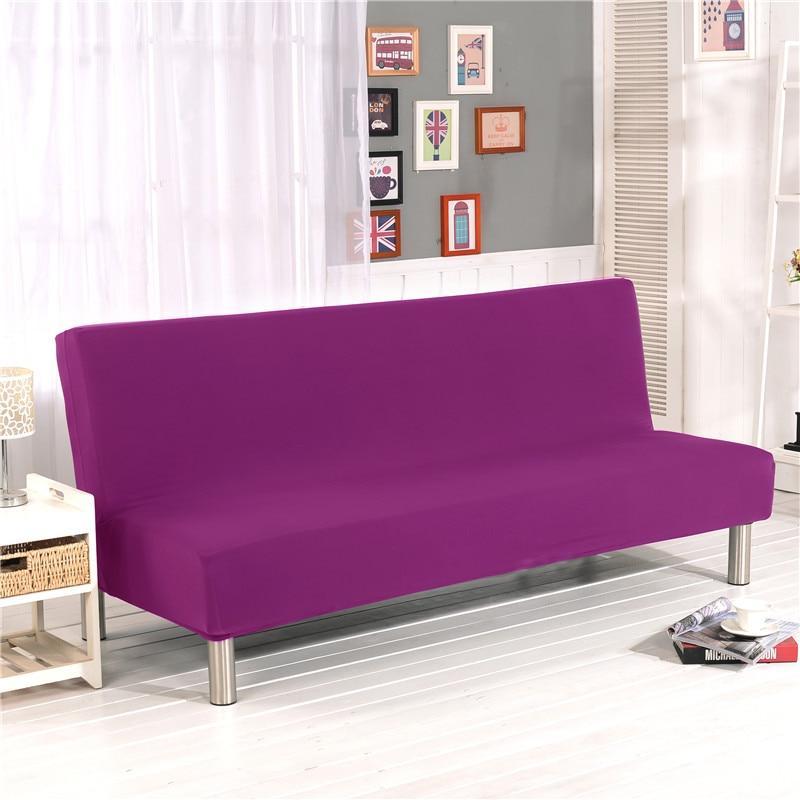 Housse violette couvrant un canapé-lit avec coussins assortis