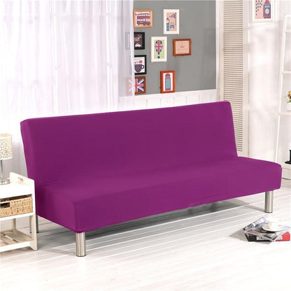Housse violette couvrant un canapé-lit avec coussins assortis
