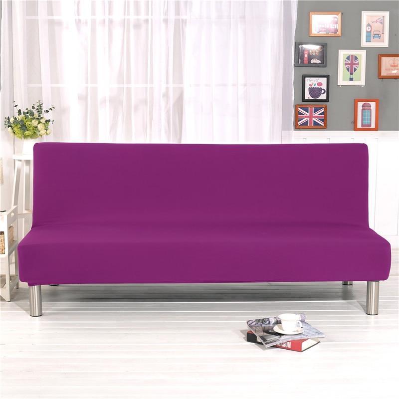 Housse extensible violette sur canapé-lit en position fermée