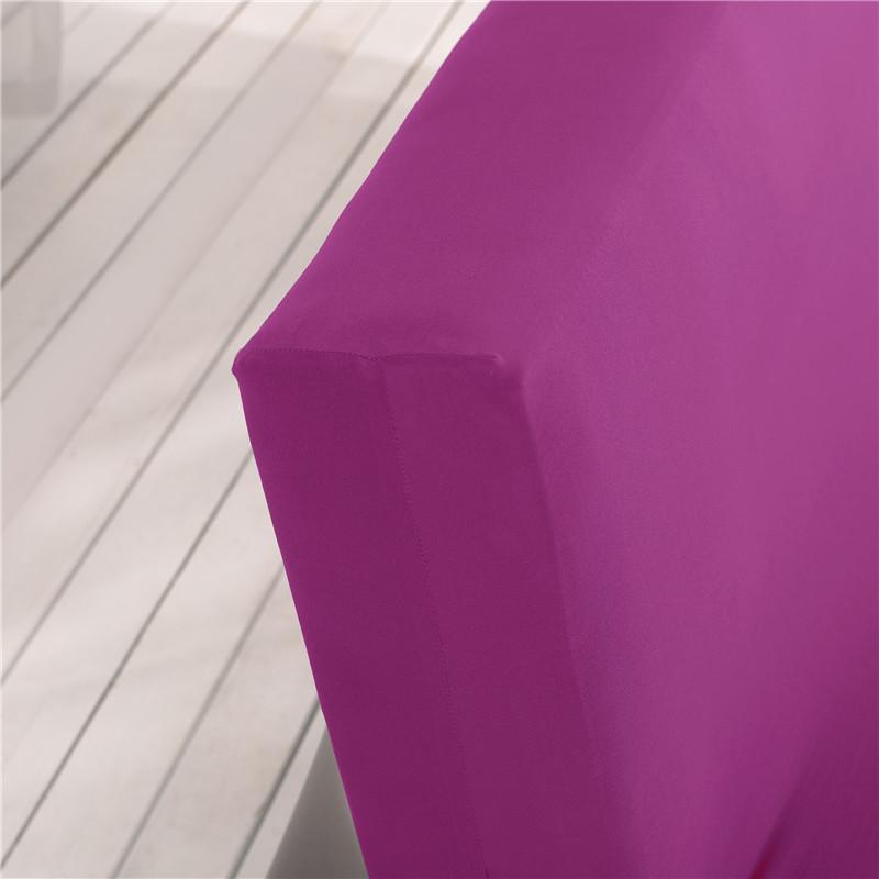 Housse violette installée sur un canapé-lit en position ouverte