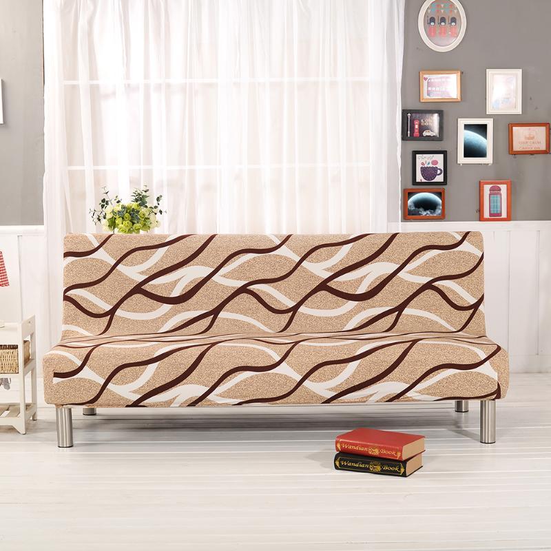 Housse extensible grise sur canapé-lit en position assise
