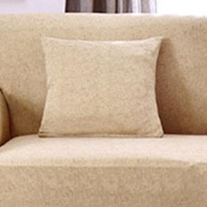 Deux housses de coussin abricot sur un canapé moderne
