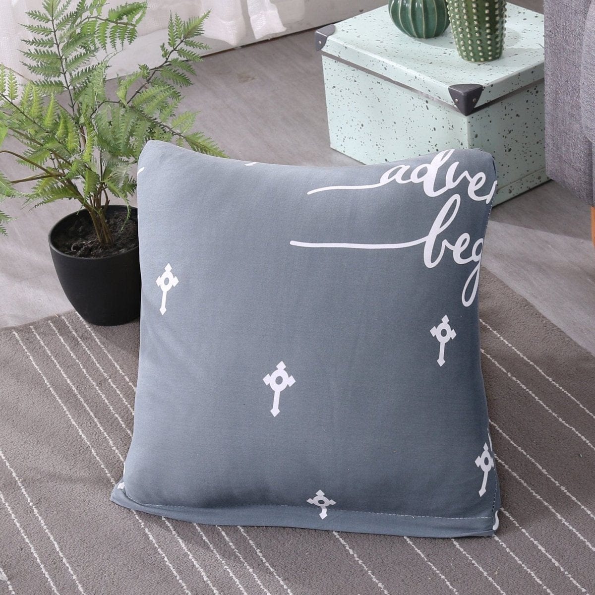 Deux housses de coussin extensibles sur un canapé moderne