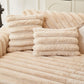 Détail de la texture douce d'une housse de coussin beige
