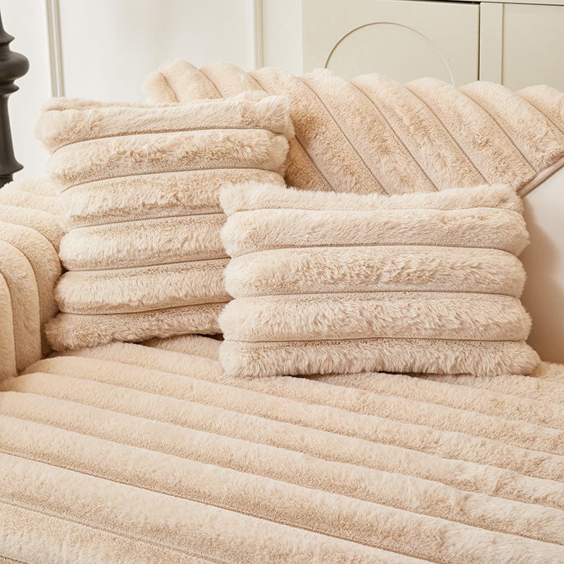 Détail de la texture douce d'une housse de coussin beige